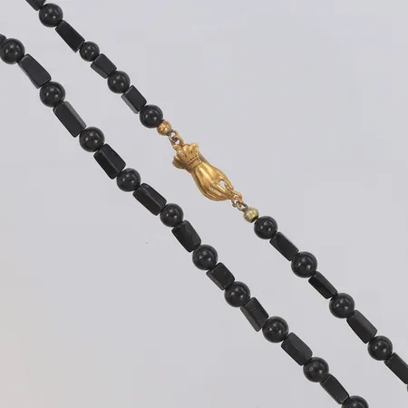 Collier med onyx, längd 52,5cm, bredd 5,8mm, lås i 18K Vikt: 0 g