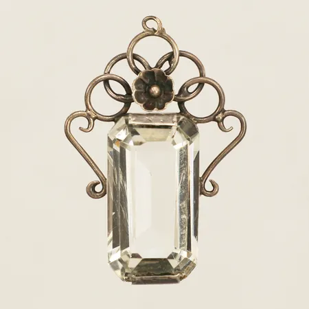 Hänge med bergkristall längd 43mm, bredd 14,8-30mm Elmblad Juvelerare Martin år 1948 slitage/nagg på sten silver skev 830/1000 Vikt: 11,2 g