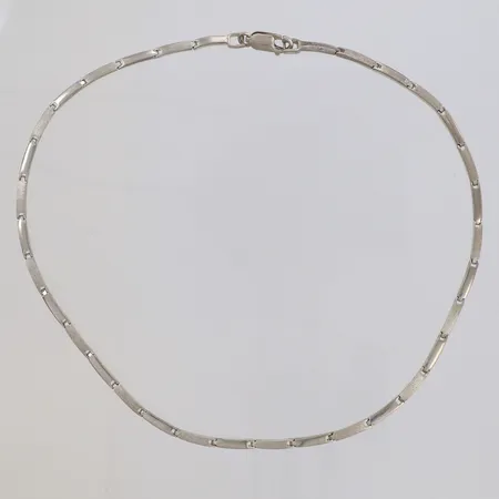 Collier med delvis matterad dekor, halvstelt, 41cm, bredd 3,1mm, 925/1000 silver Vikt: 13,9 g