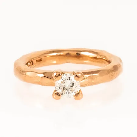 Kraftig ring i vitguld med fem briljantslipade diamanter á 0,10ct stl:17¼ bredd 4,9 mm höjd 2,8 mm 18K 11,9g. Stenstorleken 0,50 ingraverad. Tillverkad 2009 av Guldsmedjan i Umeå.