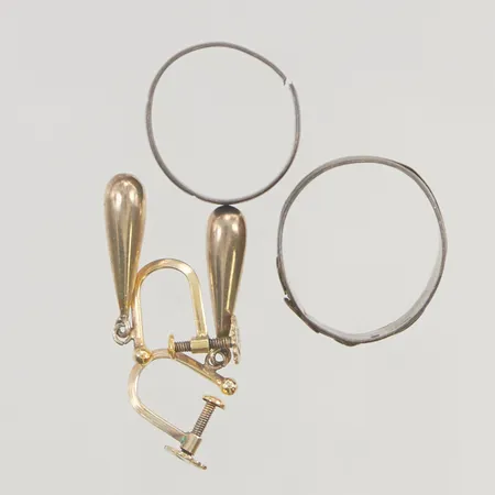 Ring med hematit stl:21 bredd 16mm, skev skena, 18K 6,1g.