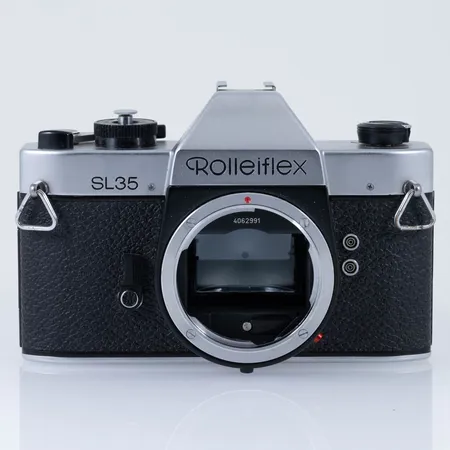 Kamera Rolleiflex SL35 serienummer:4062991 Made by Rollei Singapore, med objektiv Planar 1,4/50 serienummer:5574771, fodral Rollei medföljer. Vikt: 0 g