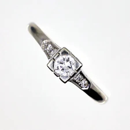 Ring med diamanter 1x0,20ct 4x0,01ct, stl: 17¾, vitguld 18K Vikt: 2,1 g