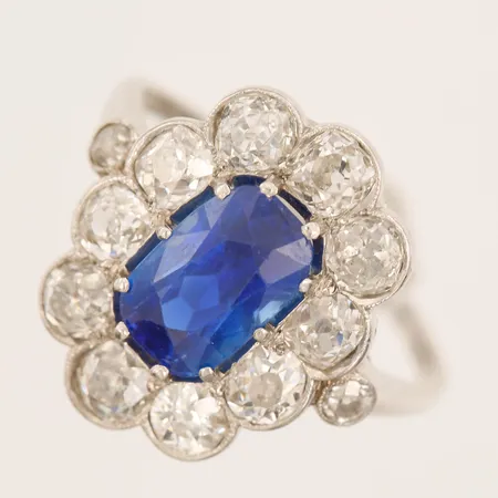 Carmoséring med obehandlad safir ca 3,10ct samt gammalslipade diamanter 10 x ca 0,20ct, 2 x ca 0,05ct, stl: 17¼, bredd 1,5-18 mm, Carl Fredric Carlman, Stockholm år 1931, flertalet mindre nagg på safir, smärre nagg på diamanter, något skev, platina Vikt: 4,7 g