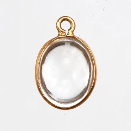 Hänge med vit sten, längd 15,7mm, bredd 10,2mm, saknar ögla, 14K. Vikt: 1,1 g