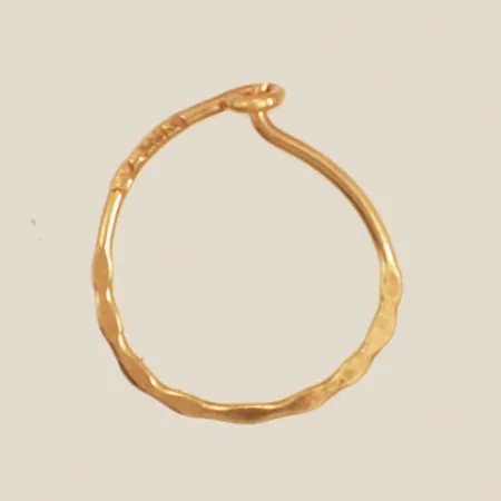 Udda örhänge längd 10,1mm bredd 0,4mm 18K Vikt: 0,2 g