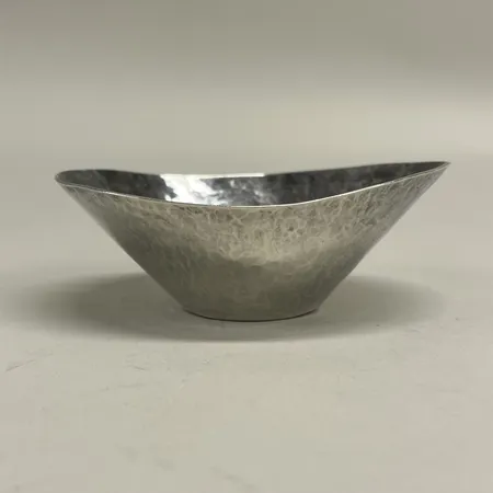 Skål med hamrad dekor, ca 9,5cm, höjd ca 4cm, Stockholm 1957, 830/1000 silver Vikt: 59 g