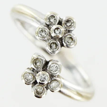 Ring diamanter 15 x ca 0,01ct stl:15¾ bredd 1,5-11mm vitguld 1 sten saknas 18K.  Vikt: 3,1 g