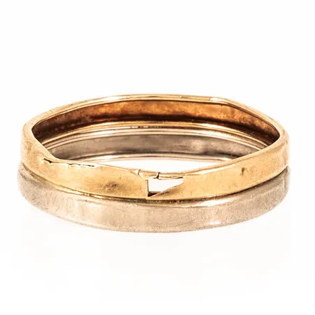 Ring stl:23½ bredd 4,5 mm 18K 4,9g 18K. Gravyr.