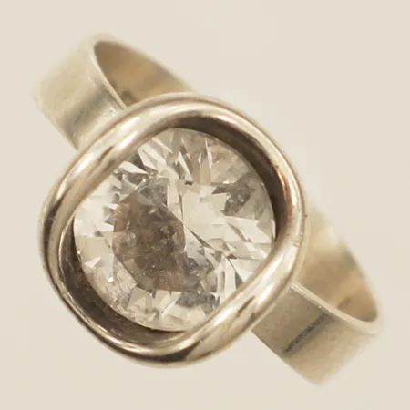 Ring med vit sten STL:17½ bredd 11,8mm något lös sten silver 830/1000 Vikt: 3,4 g