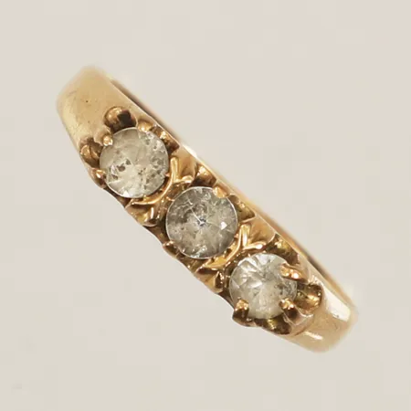 Ring med vita stenar stl:16¾ bredd 4,2mm 18K Vikt: 2,1 g
