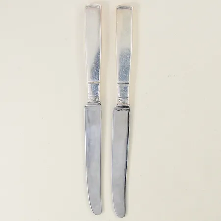 Kravattnål med odlad saltvattenpärla 56x6,7mm, metalldetaljer, nål i 18K, skev 18K  Vikt: 2,4 g
