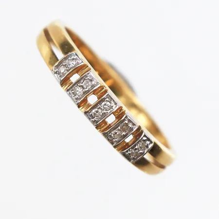 Ring, Guldfynd, stl:16, bredd 2,2-3,6mm, diamanter 10 x ca 0,005ct, 18K. Vikt: 2,3 g
