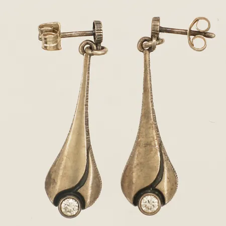 Ett par örhängen med bergkristall Karl Laine Finnfeeling längd 34,0mm bredd 9,0mm silver 925/1000 Vikt: 2,8 g