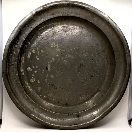 Tennfat 1700/1800-tal Ø36cm, sprucken vid kant