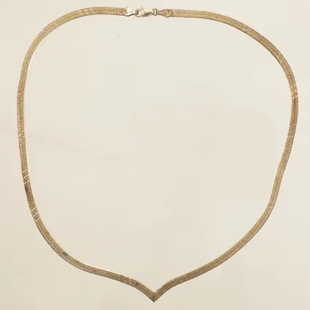 Collier halvstelt längd 42cm, bredd 3,8mm vass kant på nedre del Italy silver 925/1000 Vikt: 7 g