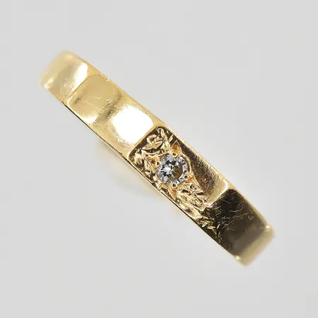 Ring med diamant 0,03ct stl:17½, bredd 2-4mm, 18K. Vikt: 3,9 g