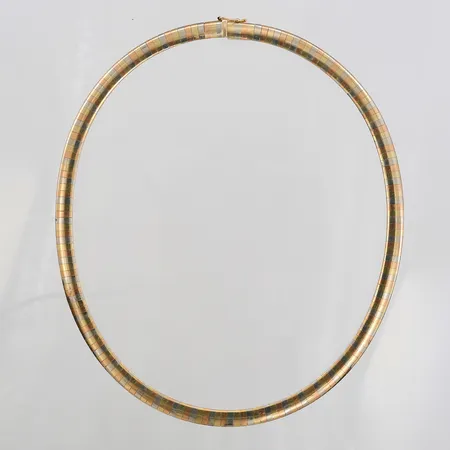 Collier trefärgat längd ca 43cm, bredd 6mm, halvstelt, italienska stämplar, 14K  Vikt: 36,7 g
