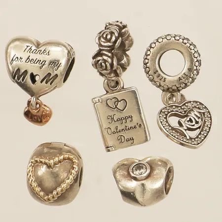 Fem berlocker, tre med text samt stenar Pandora silver 925/1000 Vikt: 14,5 g