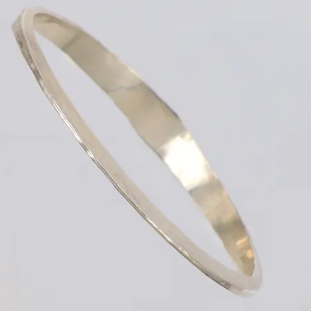 Armring stel med hamrad dekor, Ø ca 65mm, bredd ca 1,9-10mm, Emma Billbäck Leksand 2012, 925/1000 silver Vikt: 21,7 g