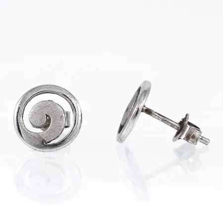 Ring med vita stenar (cz) stl:17½ bredd 2-5mm, rodierat silver 925/1000 1,8g.