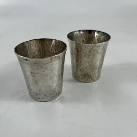 2 Muggar, hamrad yta,Ø48,4mm, höjd 52mm, 830/1000 silver. Vikt: 79,7 g