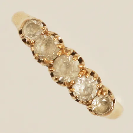 Ring med vita stenar stl:17¾ bredd 4,7mm 18K Vikt: 2,8 g