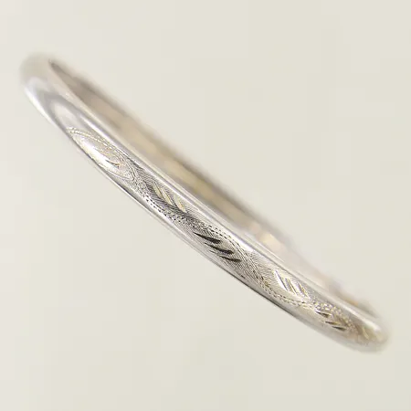 Ring med svart sten stl:18¾ bredd 2,4-13mm, bucklig samt skev skena 18K  Vikt: 2,8 g