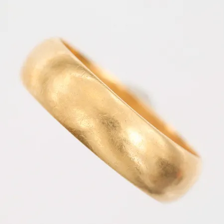 Ring stl:18½, bredd 6mm, gravyr, 18K  Vikt: 5,8 g