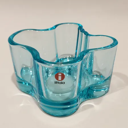 Ljuslykta Savoy Alvar Aalto Iittala höjd ca 5cm bredd ca 9,5cm blåfärgat glas etikettmärkt