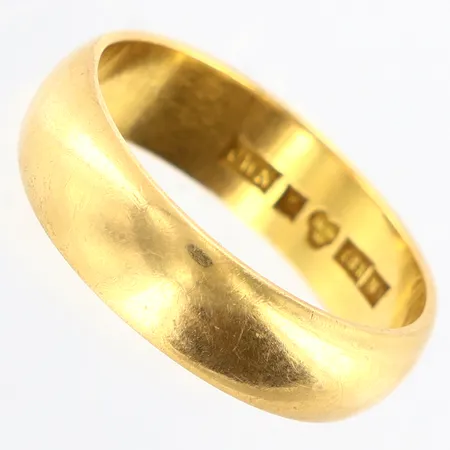 Ring slät stl: 18½ bredd: 6,5mm, gravyr, 18K Vikt: 6 g