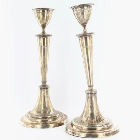 2 Ljusstakar höjd: ca 29,5cm, bredd: ca 13,4cm, skevheter, bucklor, gravyr, 830/1000 silver Vikt: 643 g
