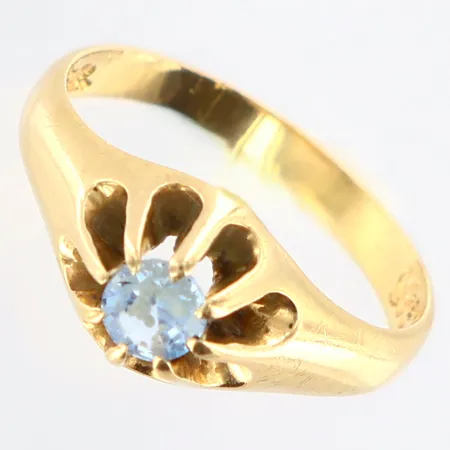 Ring med blå sten stl: 13¾, bredd: 2-7mm, 14K Vikt: 1,7 g