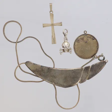 Collier och hängen, gravyr, 835-925/1000 silver Vikt: 21,6 g