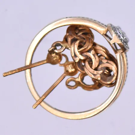 Ring med diamanter 1x0,16ct 2x0,10ct och 10x0,02ct Guldfynd stl:15 bredd 3-4 mm ej namngraverad 18K. Vikt: 2,6 g