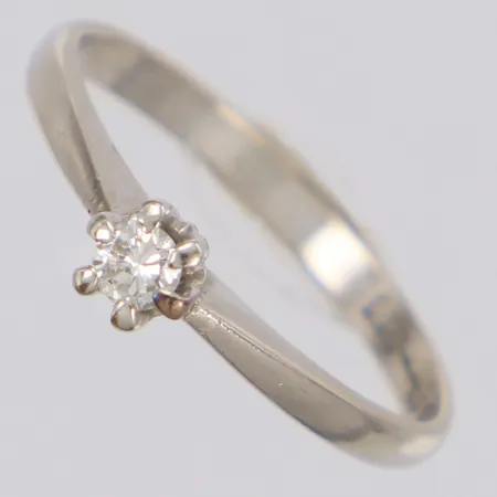 Ring med diamant ca 0,10ct stl:17¼, bredd 4mm, vitguld, 18K Vikt: 2,3 g