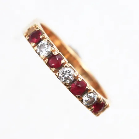 Ring med 3 diamanter och 4 rubiner 0,21ctv piqué enligt gravyr, stl:16½, bredd 3mm, 18K. Vikt: 3,3 g