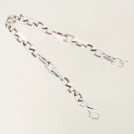 Armring tvinnad Ø76mm skev, hål på insidan av armring, utländska stämplar 21K  Vikt: 72,5 g