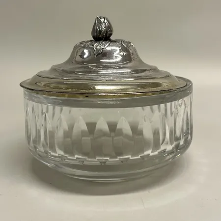 Glasskål med fasetterad dekor Orrefors Sven Palmquist, 4066-121, lock krönt av en blomknopp samt bladdekor, Ø 16cm, Carl Persson Klingwall 1700-tal, glasskål med repor undertill, lock med fläckar, slitet, silver Vikt: 174,5 g