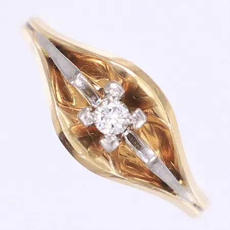 Ring med diamant 1xca 0,08ct stl:19¼ bredd 2-9mm, vitguldsdetaljer, 18K Vikt: 4,8 g