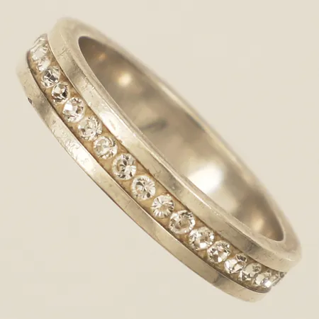 Ring med vita stenar stl:18, bredd 4mm GHA silver 925/1000 Vikt: 3,6 g