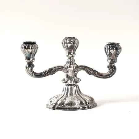 Ljusstake trearmad höjd 16cm, bredd 22cm, tyska stämplar, fylld botten, en ljusmanschett saknas, silver 925/1000 Vikt: 445,9 g