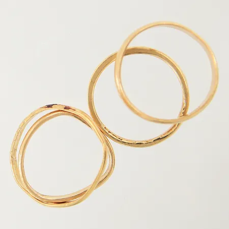 Ring med mattterad yta stl:17 bredd 1,9-8mm, skev samt bucklig skena, ostämplad 18K Vikt: 3,7 g