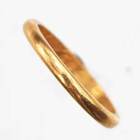 Ring, stl:18, bredd 2,3mm, gravyr, 23K. Vikt: 3,9 g