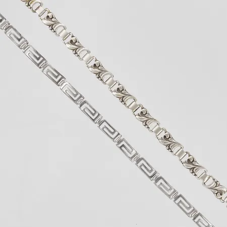 2 Armband bucklor 1 låsdel i metall längd ca 19-19,5cm bredd ca 5-6mm silver Vikt: 15,4 g