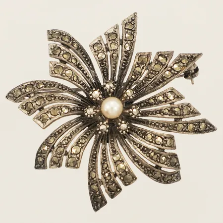 Brosch med markasiter samt odlad pärla Ø4,5cm silver 835/1000 Vikt: 13,5 g