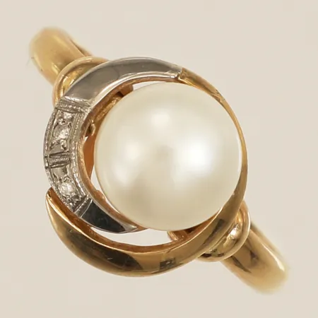 Ring med odlad pärla samt diamanter 2xca0,01ct stl:19¾ bredd 13,8mm ostämplat 18K Vikt: 6 g