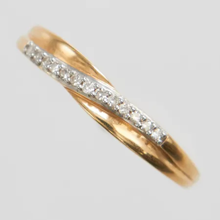 Ring med diamanter, 13xca0,005ct, stl:17½, bredd 1-3mm, GHA, 18K Vikt: 1,4g Vikt: 1,4 g