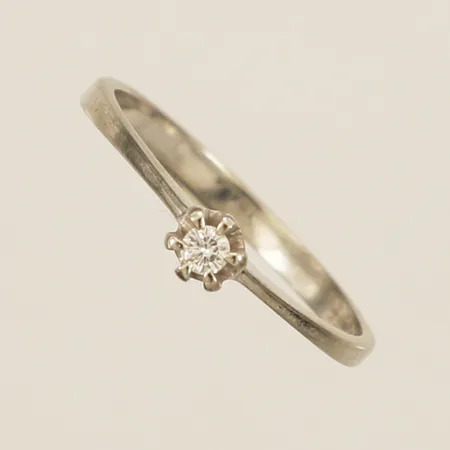 Ring med diamant 1x0,04ct enligt gravyr stl:16½, bredd -2-3,8mm vitguld 18K Vikt: 1,5 g