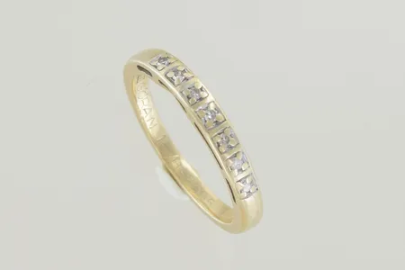 Ring med stenar stl:16 bredd 3 mm, 18K Vikt: 2,5 g